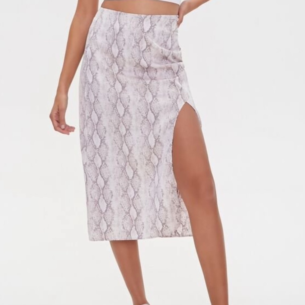 Thigh slit skirt